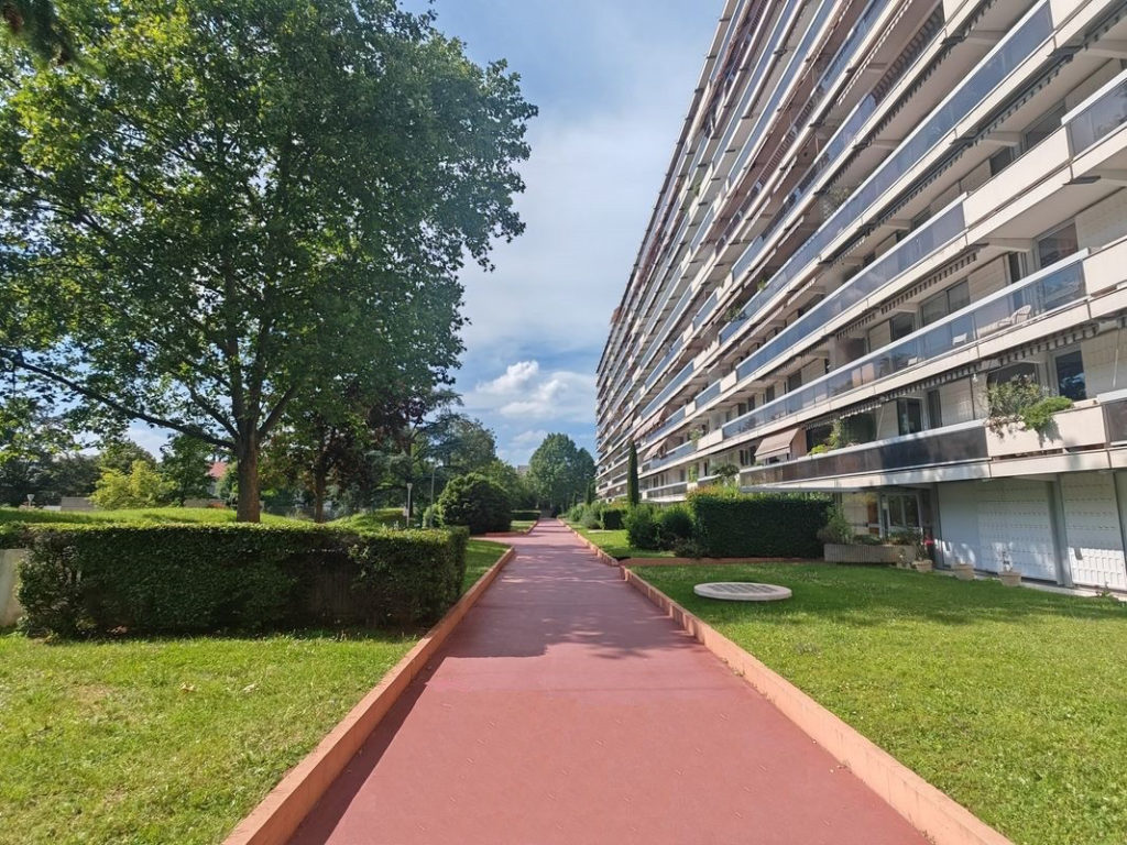 LYON 8 : T3 + parking