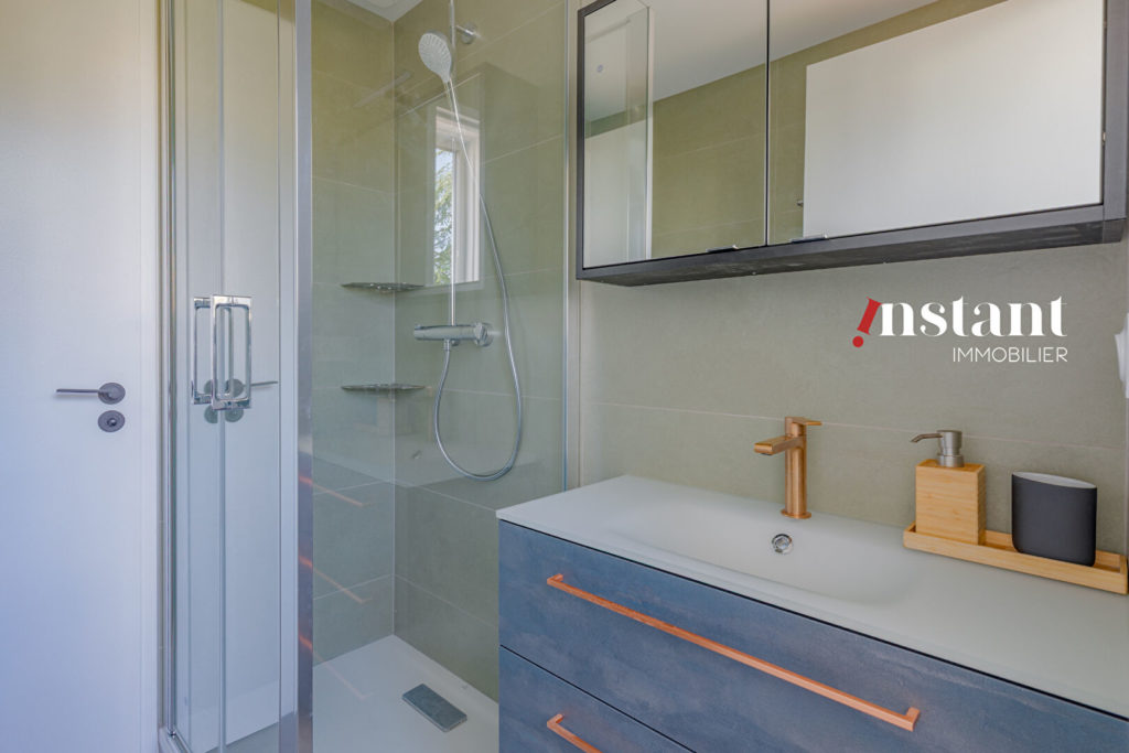 Chambre en colocation dans T5 BRON CENTRE