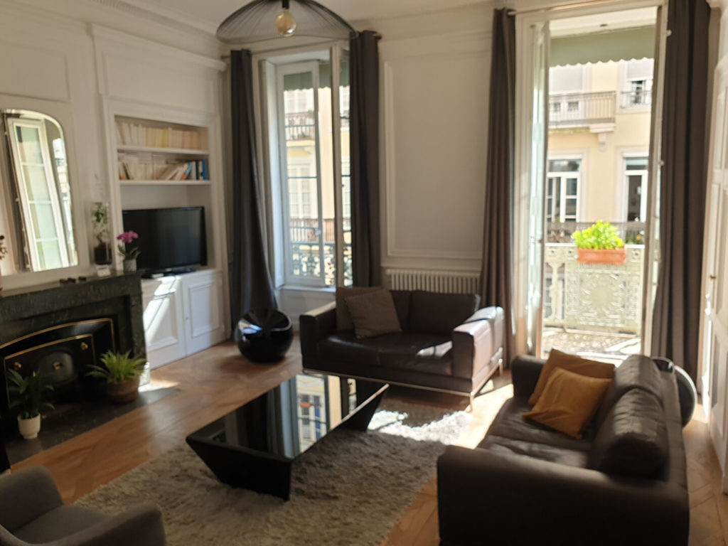 PLACE MARECHAL LYAUTEY ; APPT 109 M² + CAVES + GRENIER