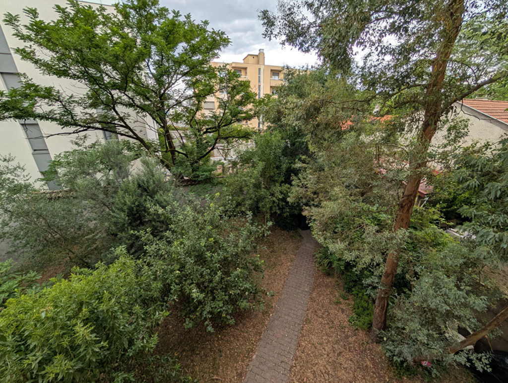VILLEURBANNE PROCHE MONTCHAT : T3 70 M² + cave de 11 m2