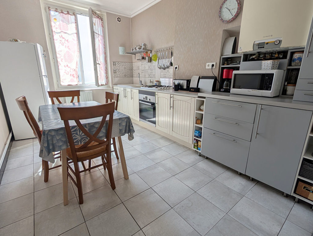 VILLEURBANNE PROCHE MONTCHAT : T3 70 M² + cave de 11 m2