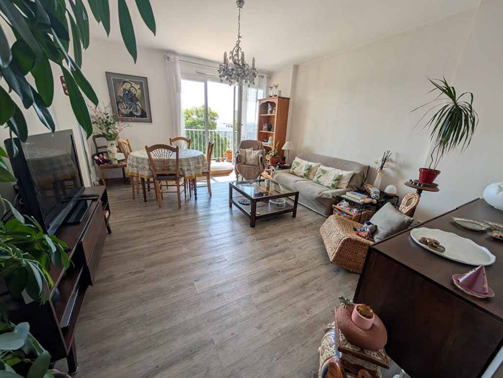 VILLEURBANNE T3 DE 69 m2 + PARKING