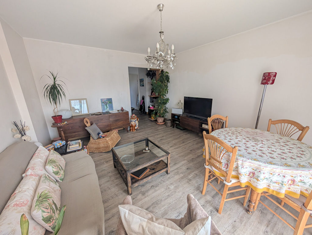 VILLEURBANNE T3 DE 69 m2 + PARKING