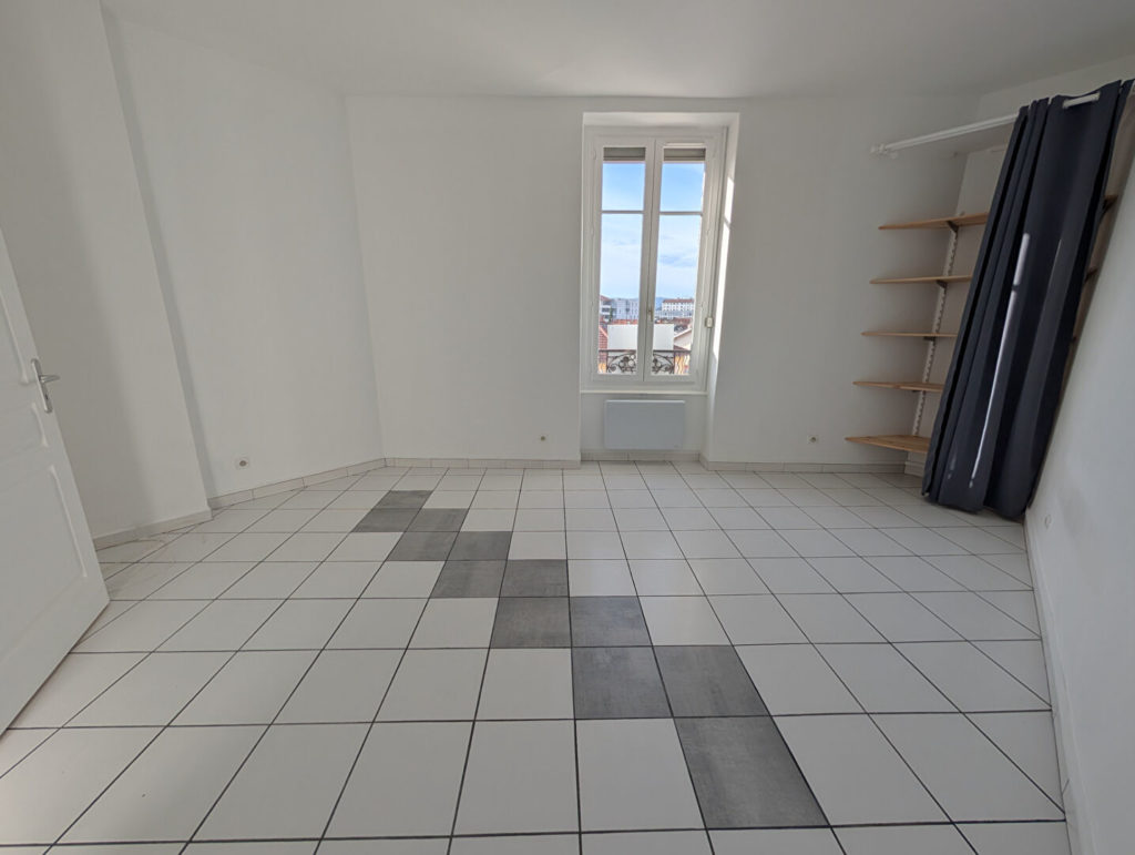 VILLEURBANNE ENTRE GRATTE CIEL ET DOUA : T1 DE 31 M²