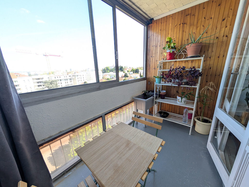 BRON ROUTE DE GENAS : T4 DE 78 M² + CELLIER + PARKING