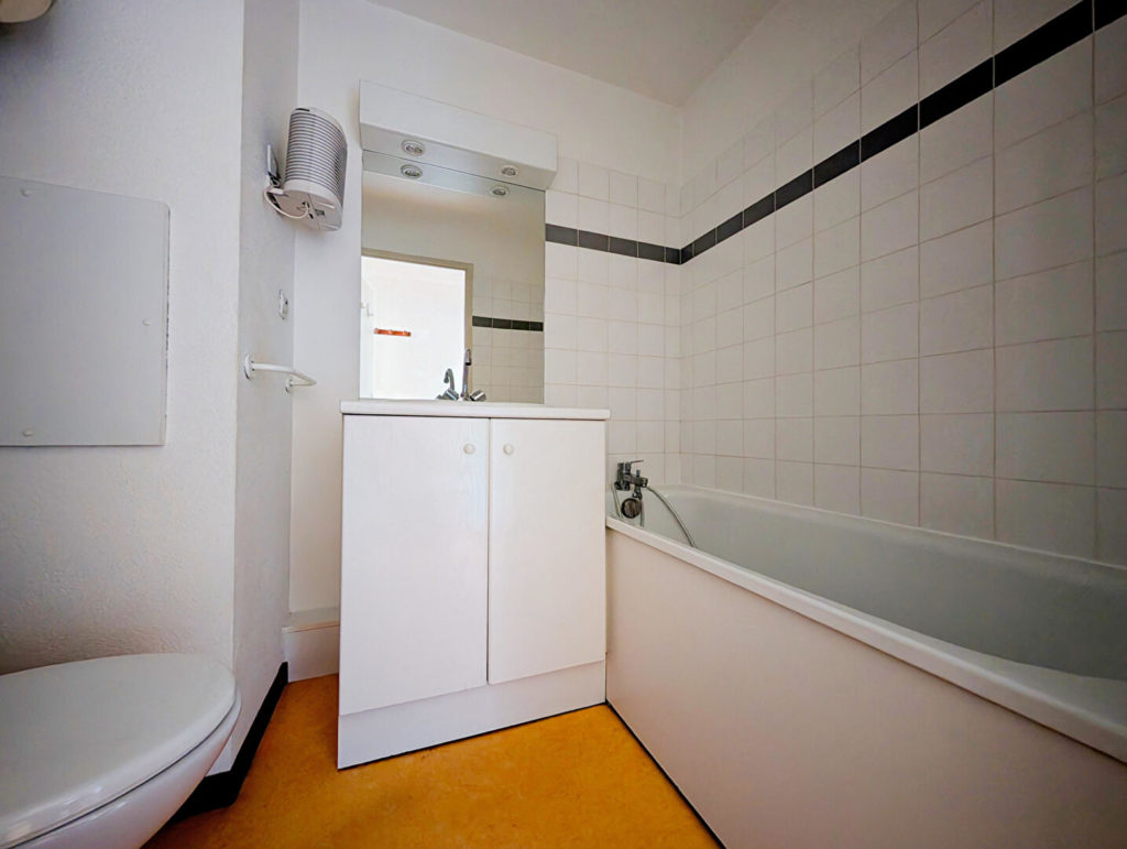 VILLLEURBANNE PROCHE DOUA-INSA : T1 19,30 M² + PARKING